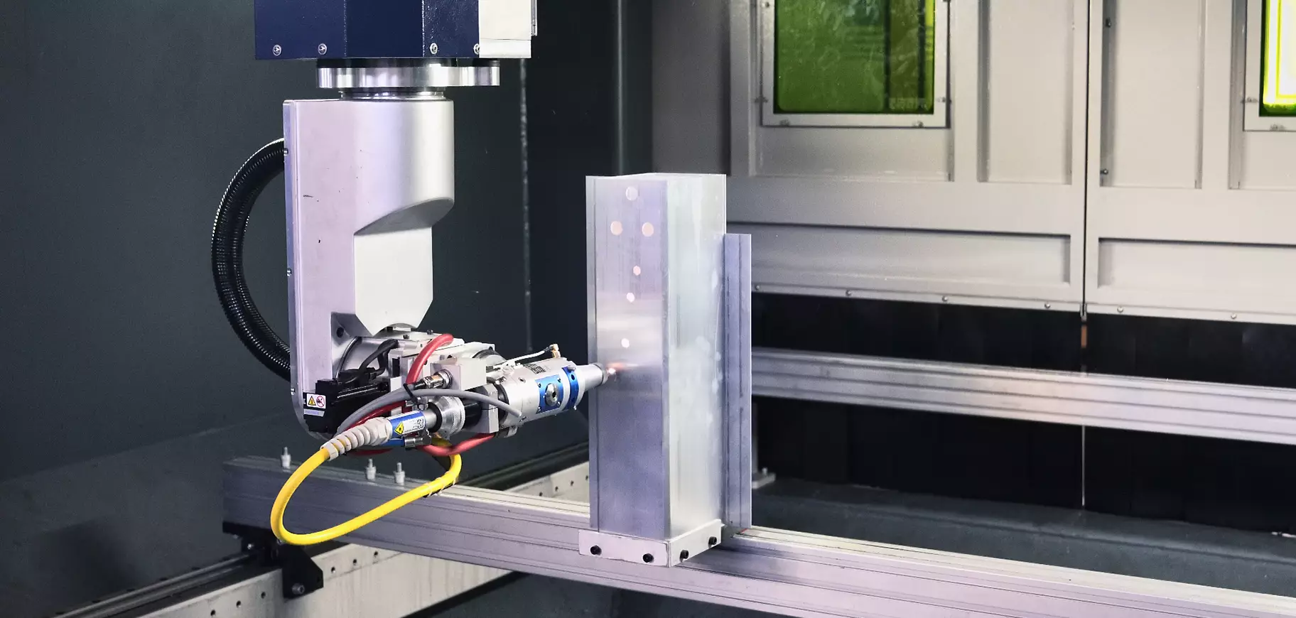 Five-axis cutting head approaching the side of a metal component