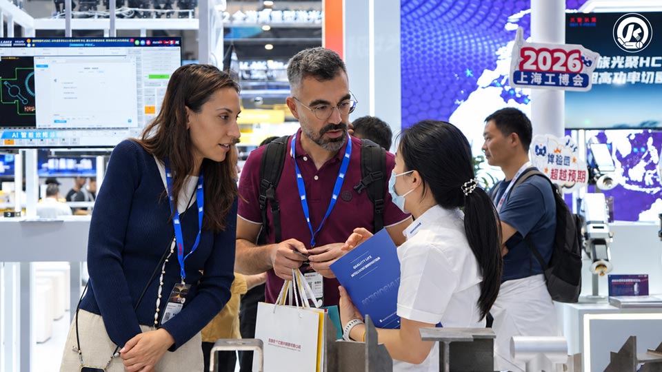 International Customer Conversation At Ciif 2026 An international customer discusses processing requirements with a Qingyun representative at CIIF 2026
